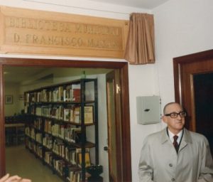 F. Mayán, na biblioteca de Cee que leva o seu nome